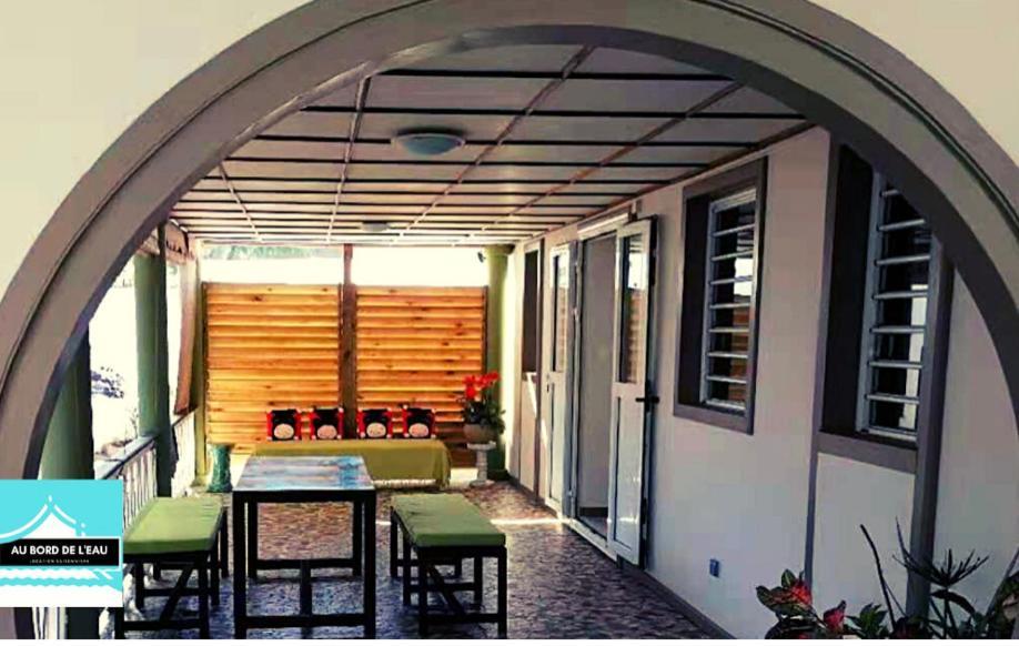Au Bord De L'Eau Aparthotel Saint-Gilles Les Bains Exterior photo